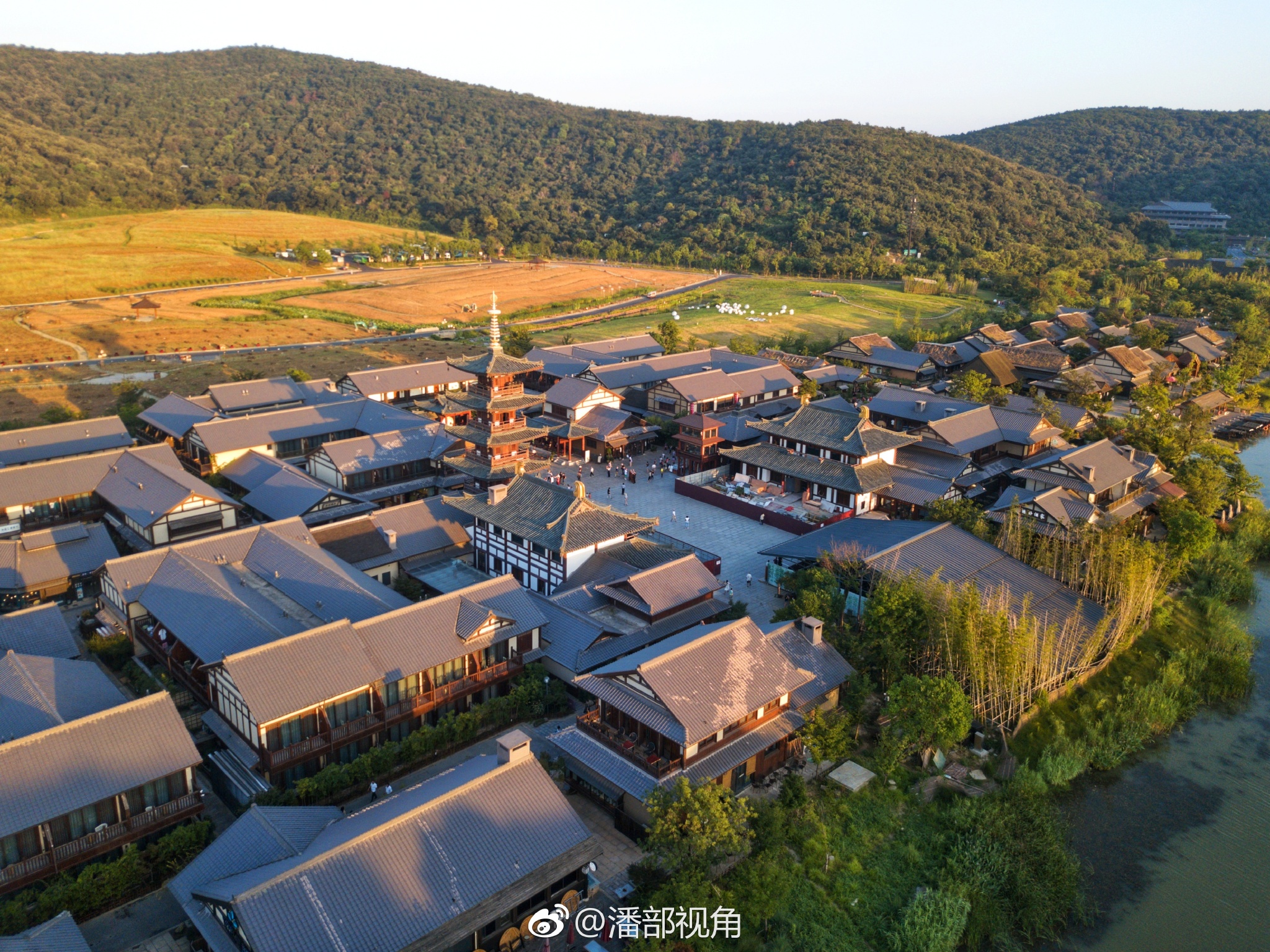 黄昏下的拈花湾美轮美奂