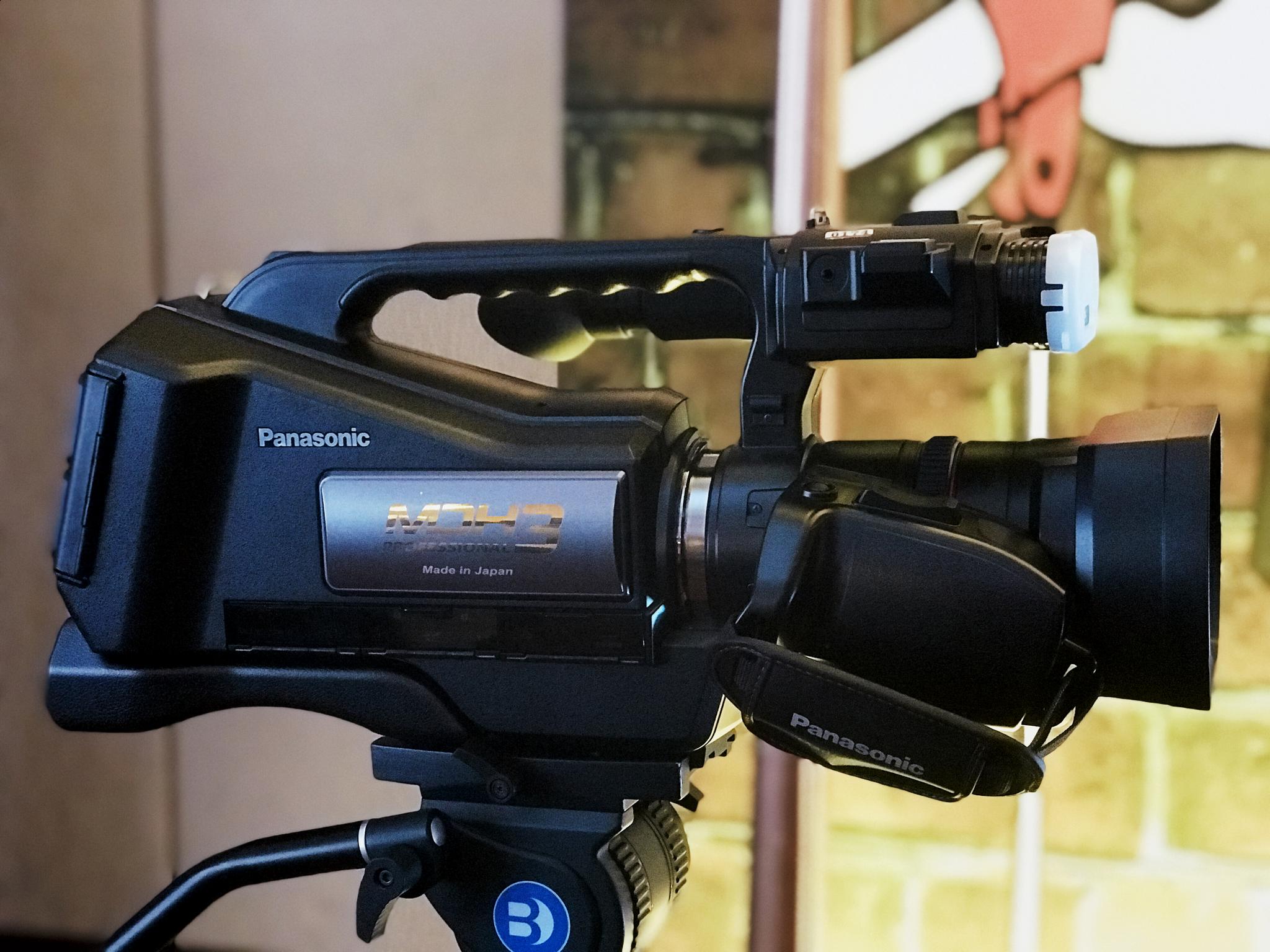 同时松下也发布了新的肩扛式摄像机mdh3,外貌更有高级感了