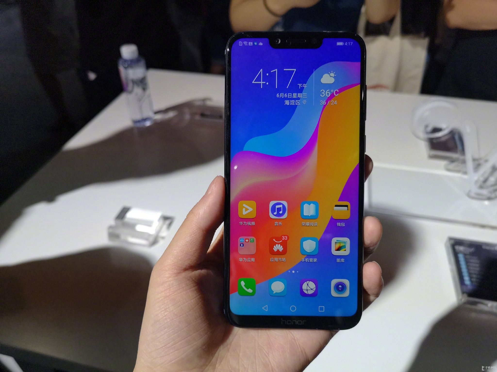 荣耀play真机图赏游戏神器也要有模有样