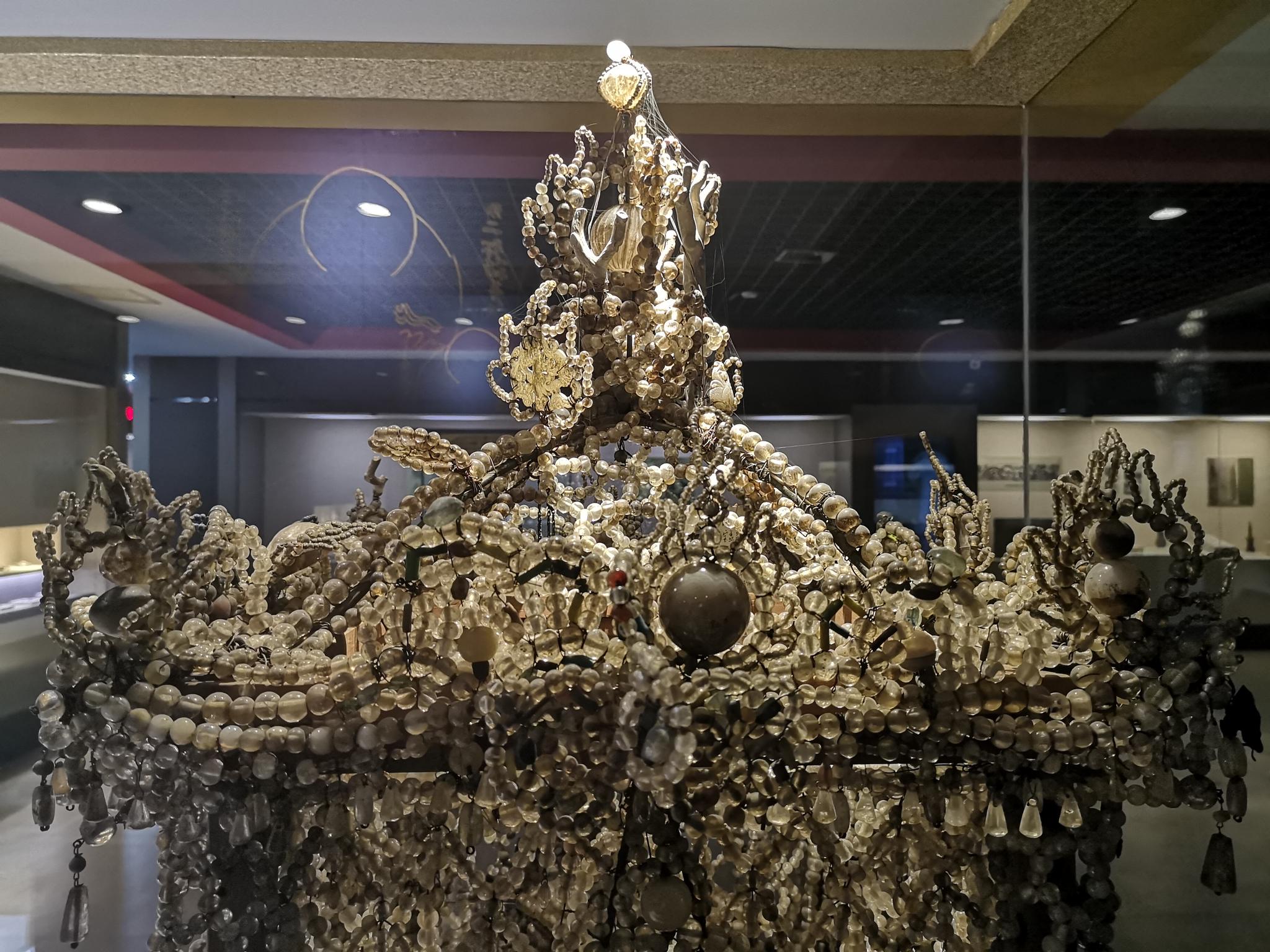 七宝舍利塔为方形单重檐式,塔高约1米,塔身宽约0.5米.