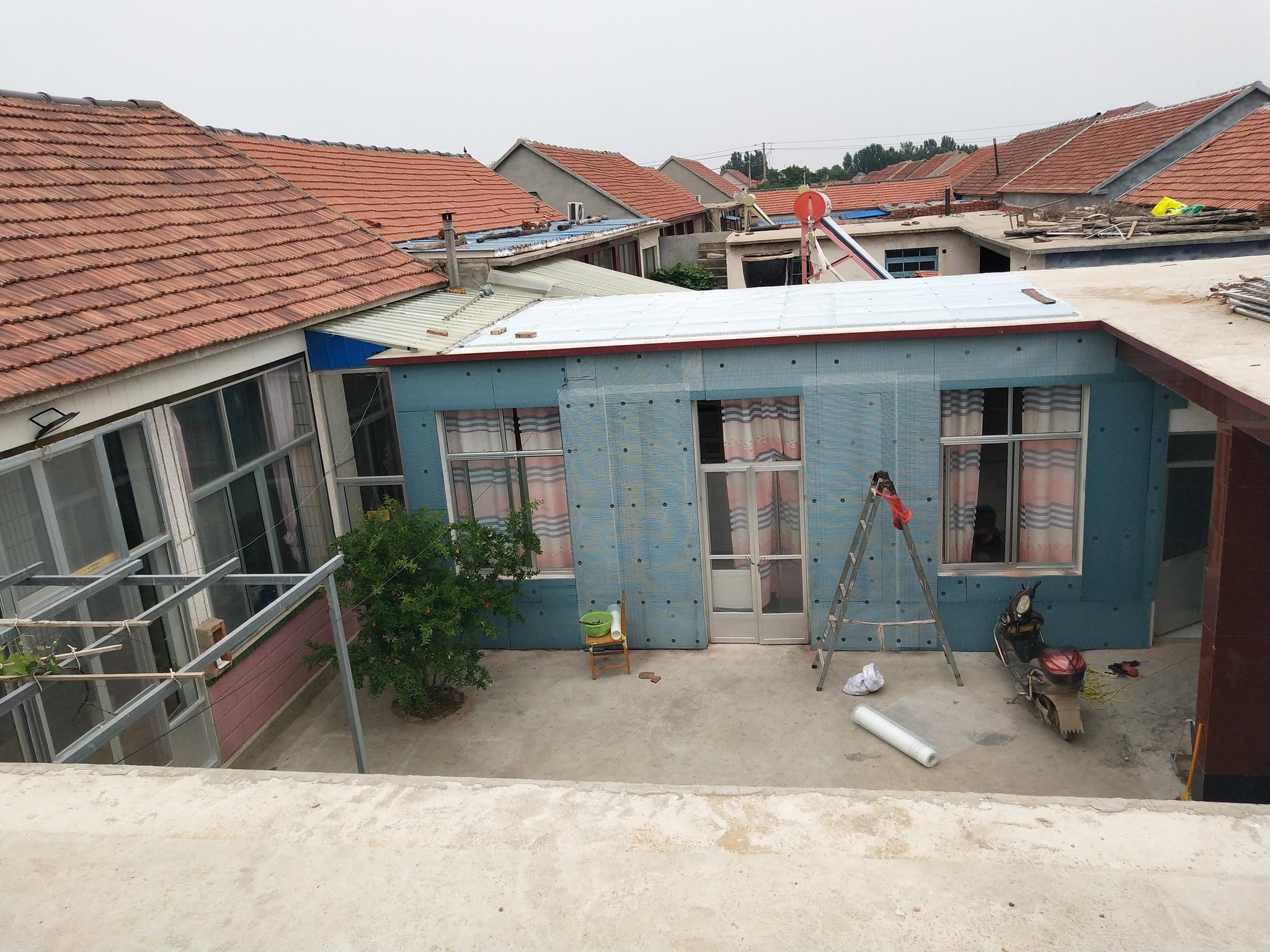 住所,在农村房子一般都是坐北朝南的是正房,而老人住的这所房子东偏房