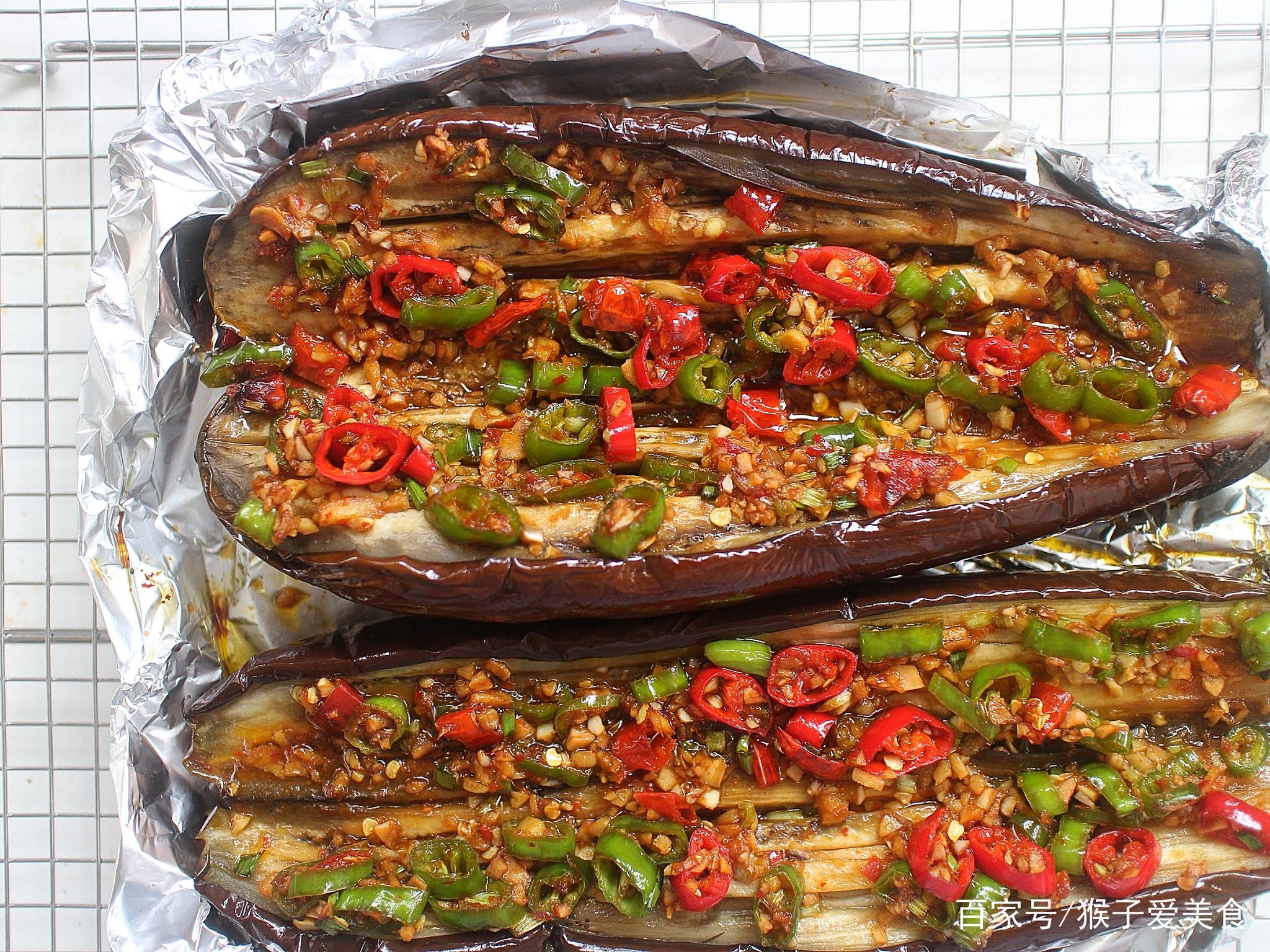 烧烤摊里的美食种类有很多,但是我每次去烧烤摊,都会必点蒜蓉烤茄子