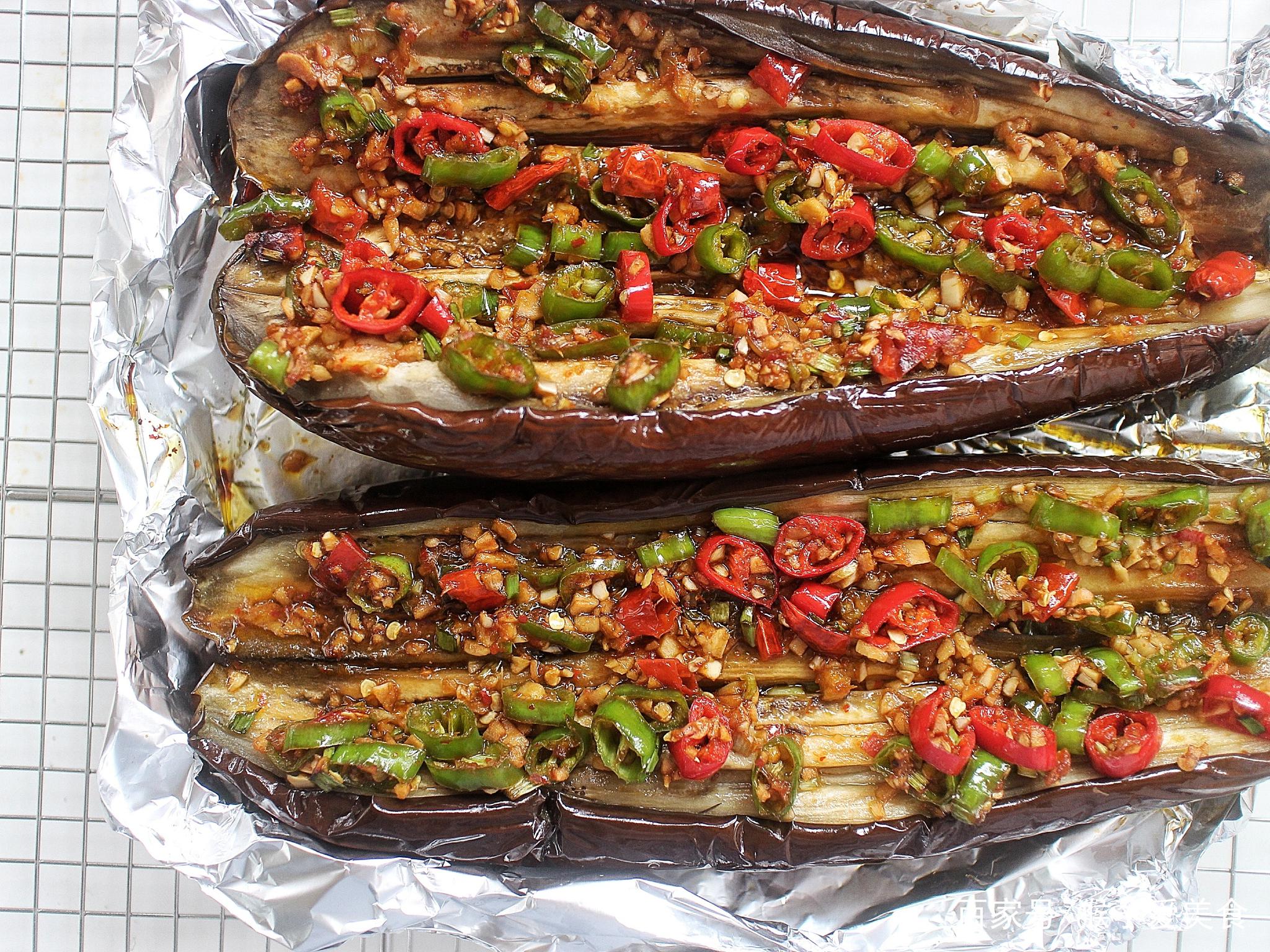 烧烤摊卖8元一根的蒜蓉烤茄子,自己在家做只要1块钱,做法老简单