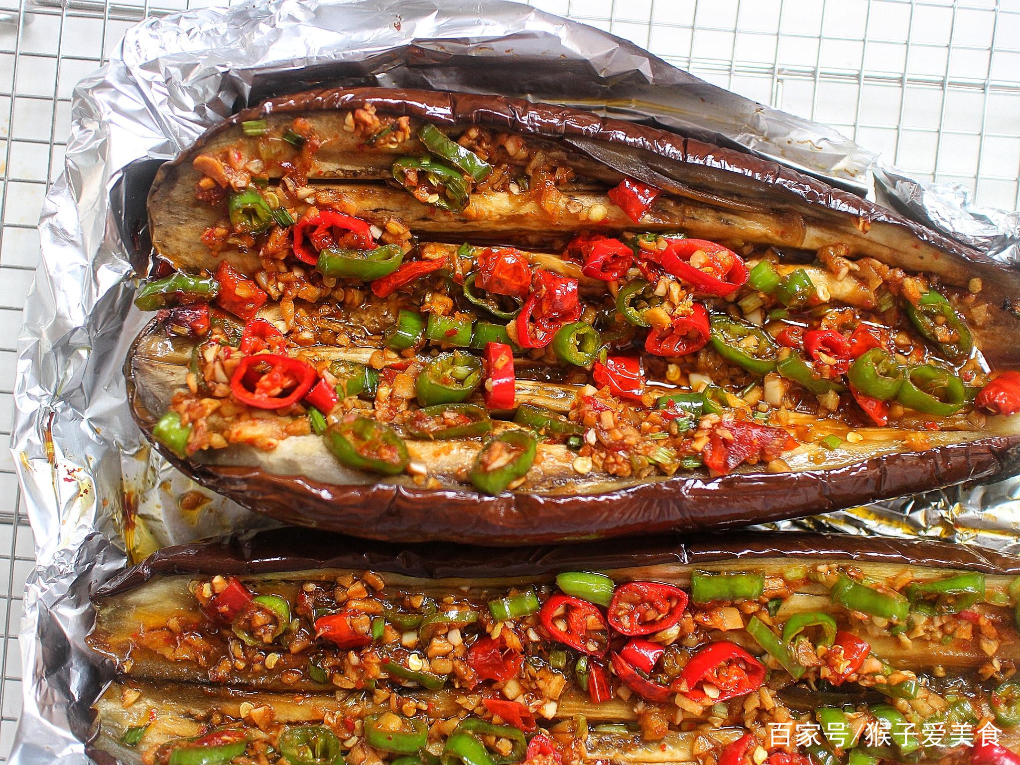 烧烤摊卖8元一根的蒜蓉烤茄子,自己在家做只要1块钱,做法老简单