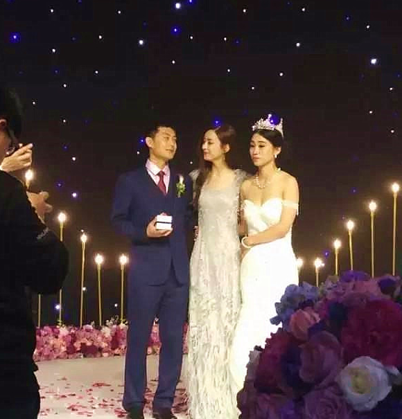 赵丽颖家人照流出,第4张图共用一张脸!网友:这是农村人?