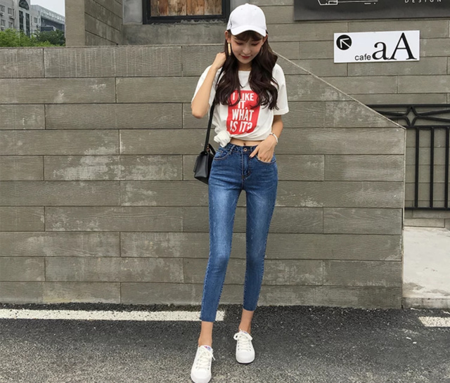 青春可爱的牛仔裤美女潮流又搞笑穿出不一样的时尚气质