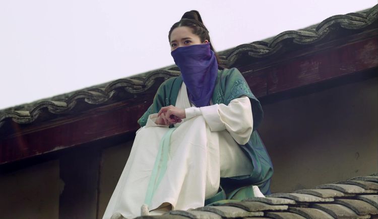 坐在瓦片上的古装女子,郑爽甜美,穆婷婷俏皮,王艳选了个好地方