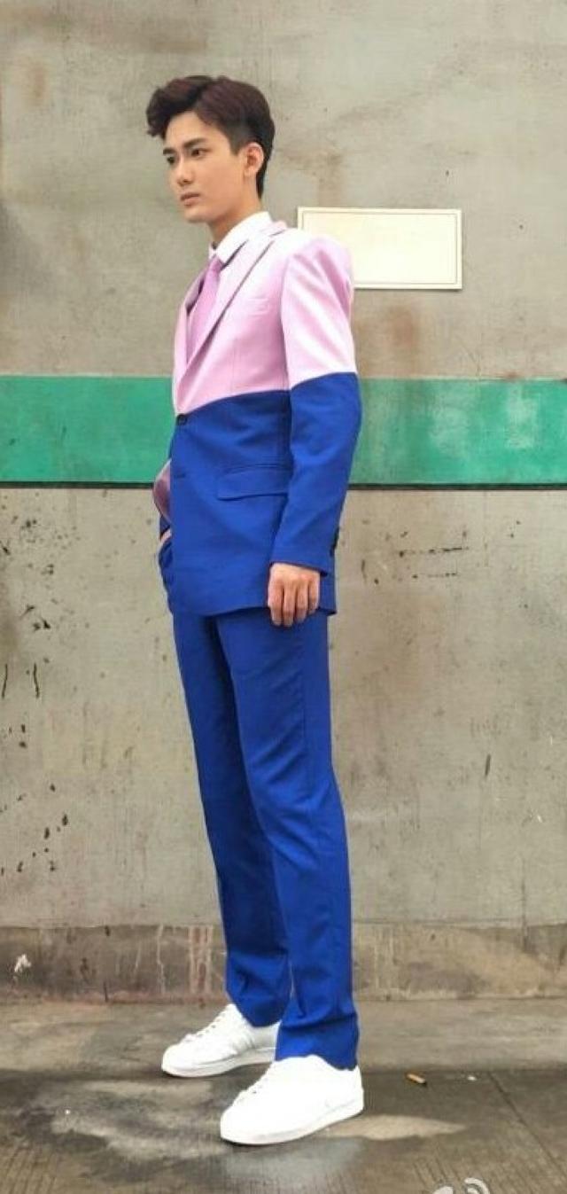 熊梓淇时尚帅气潮酷,简约大方,摩登范儿十足,帅气有型复古百搭