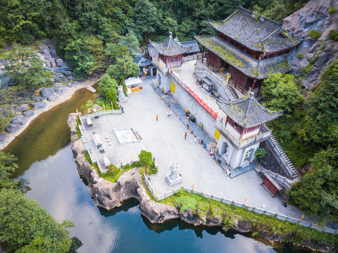 与济南三大名胜同名,却又浑然天成,遂昌千佛山,绿意禅禅