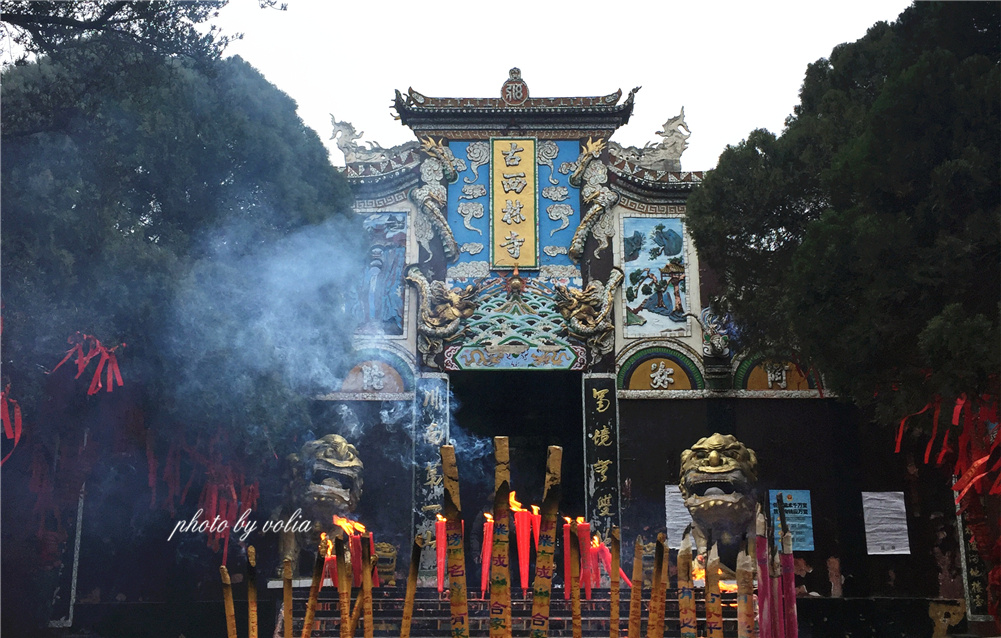 西林寺位于内江市东兴区沱江岸边的西林山上.