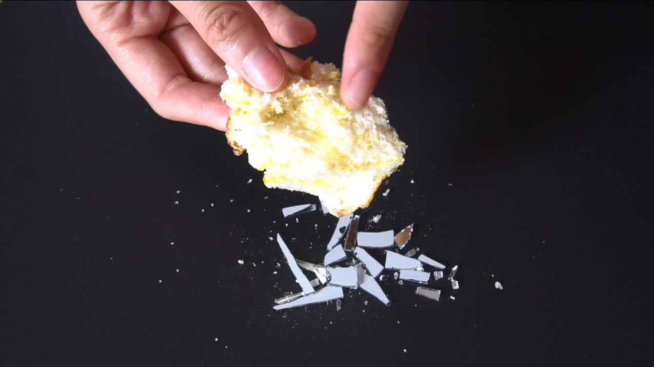 地上碎玻璃渣不要用手捡,教你2招比扫把扫得干净,不怕划伤手指