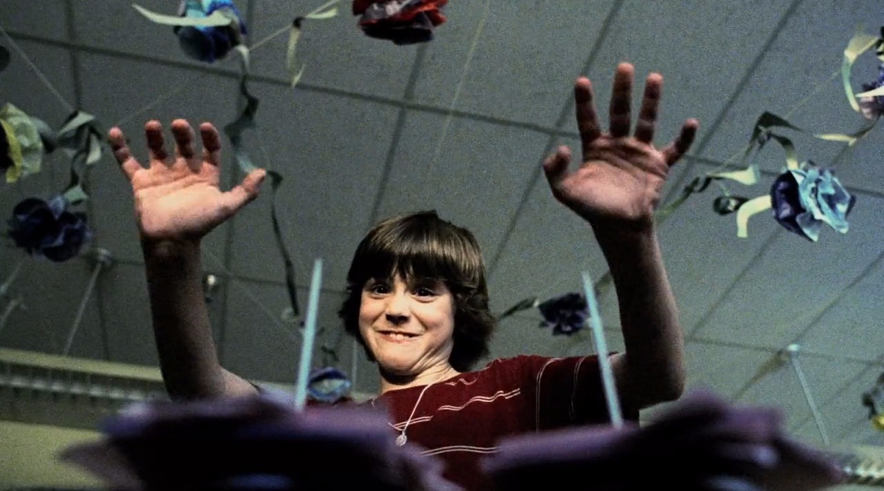 小男孩为了证明拥有超能力,众人面前徒手拍钉子,接下来悲剧了!