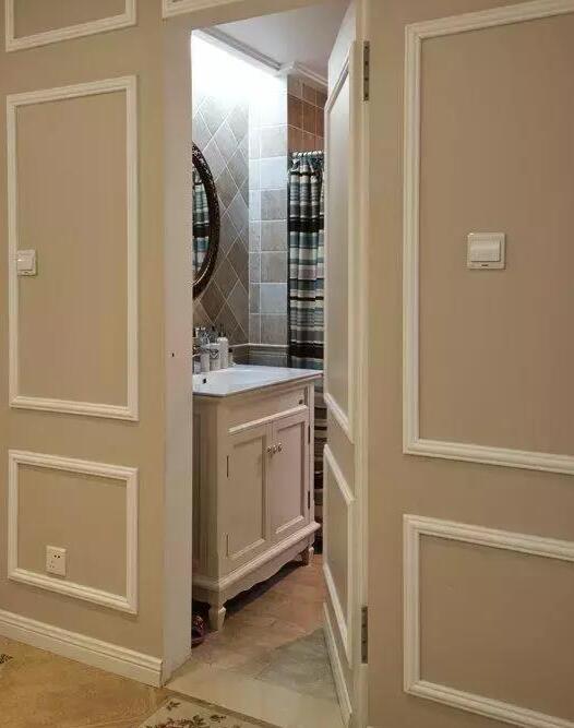 老婆将家里的卫生间做成了隐形门,表姐朋友前来做客,问:门在哪