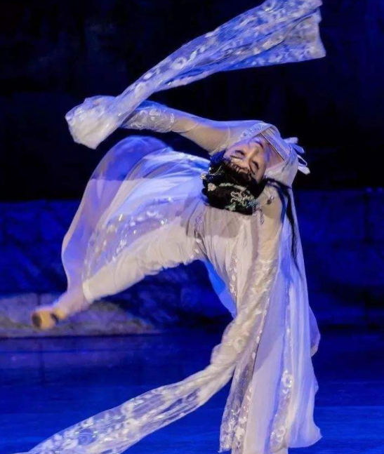 她是中国的舞蹈皇后为舞蹈事业奋斗一生网友灵魂的舞者