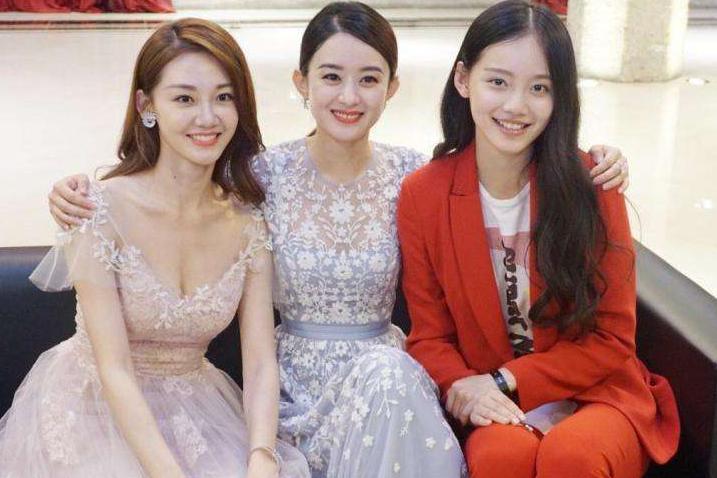 同是大牌代言人,系上同款黑皮腰带,赵丽颖穿着品味直线上升