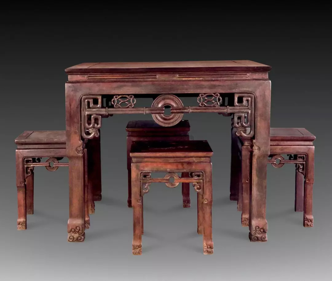 先来看看八仙桌的由来吧——"尚左尊东","面朝大门为尊".