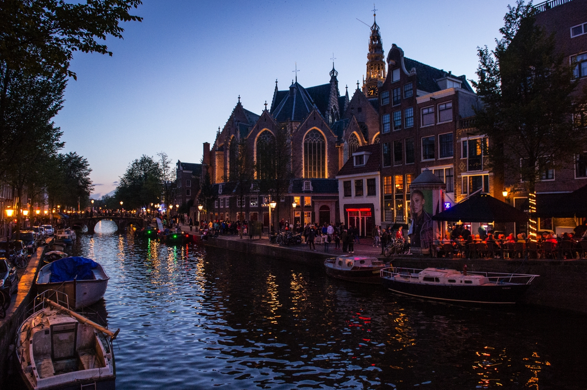 荷兰最特别的景点,不许游客拍照,违者连人带相机扔下河!