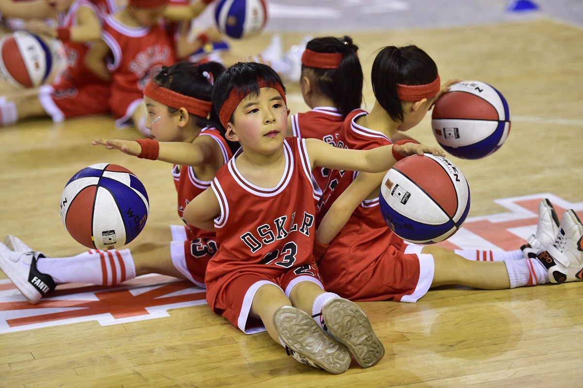 篮球小宝贝玩转花式篮球