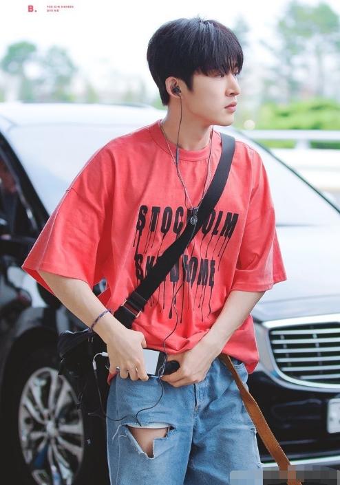 金韩彬豁出去了!裤子破成那样还穿来走机场,网友:颜值决定一切