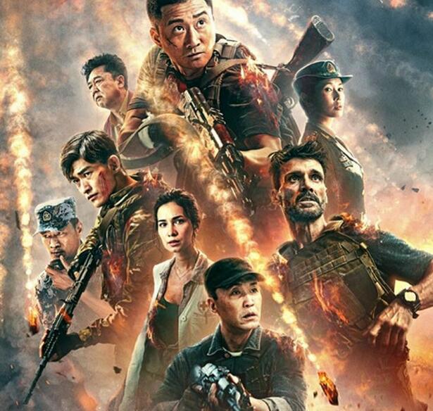 战狼2即将重新上映,吴京不为所动带着儿子回老家卖西瓜