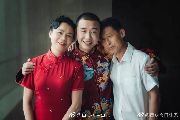 笑声不断向长辈敬茶改口时,两位新人动容落泪,还与父母紧紧抱在一起