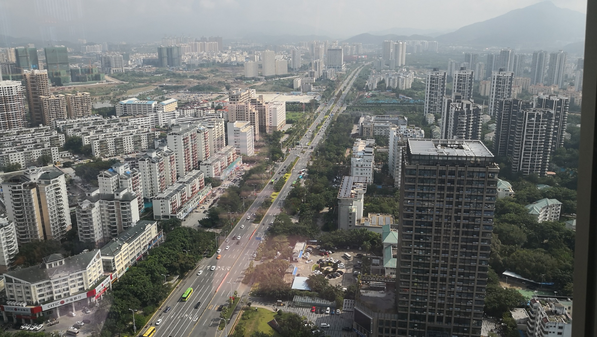 位于三亚市中心