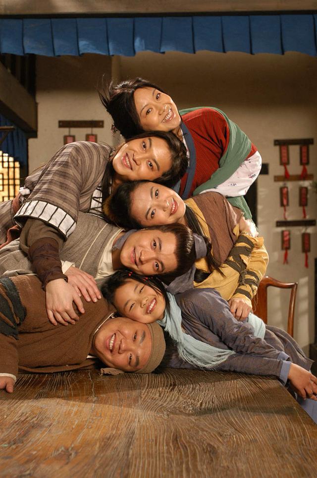 没钱戏服换着穿,烧鸡吃到吐,《武林外传》这些经典剧磨戏太疯狂