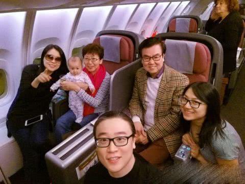 72岁黄百鸣全家照儿子帅气有才女儿嫁入豪门老来有遗憾