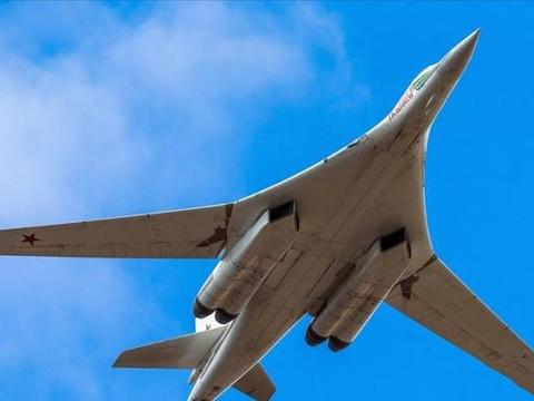 俄国图160战略轰炸机与美国b2战略轰炸机相比, 谁更强?
