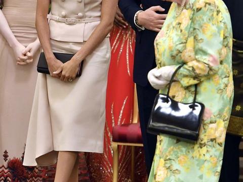 年轻的瑞典皇室成员在"壮观"的洗礼仪式上抢尽风头