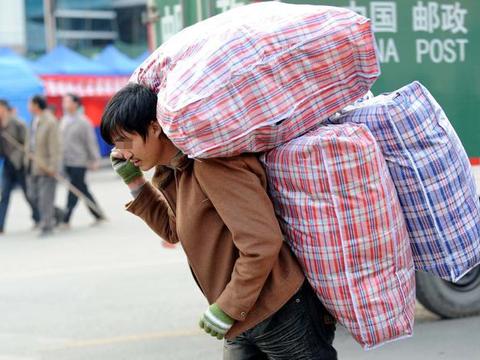 28岁农民工相亲,吃完饭后,女孩要打包走6斤小龙虾,当场愣了!