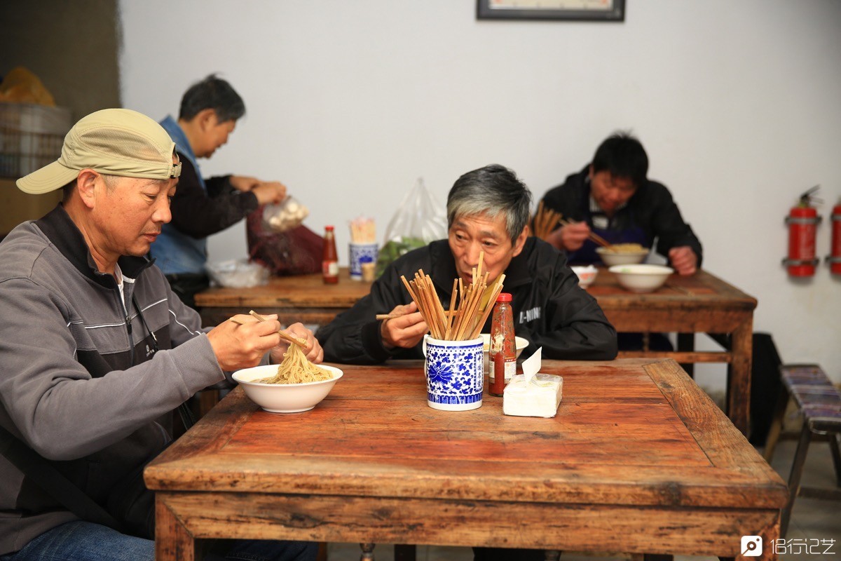 苏州最简陋老面馆,只有10平米3张桌,却有人在这吃了50年面