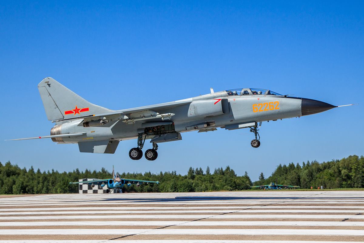 su-25sm(rf),su-25和yak-130(rb); 图为我军歼轰-7a飞豹战斗轰炸机