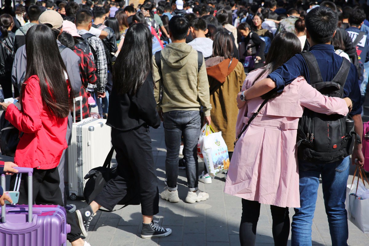 国庆长假首日西安火车站人潮赛春运 大多是回家的学生