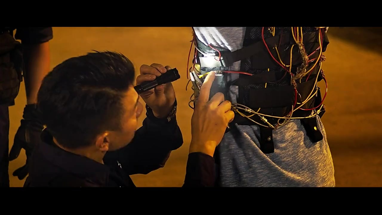 《拆弹专家》里最戳心的片段,拆弹专家刘德华对绑在同事身上的炸弹无