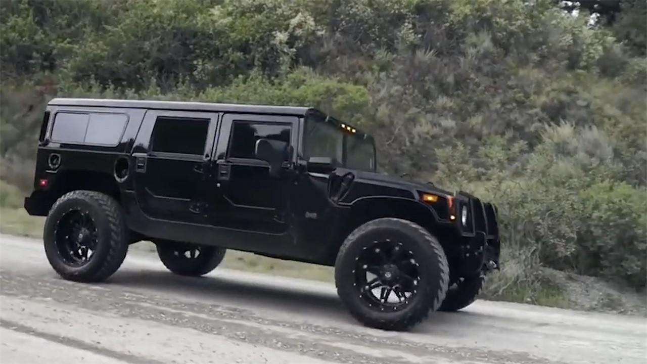 世界上最牛的越野车带有两个螺旋杆没有路也能跑