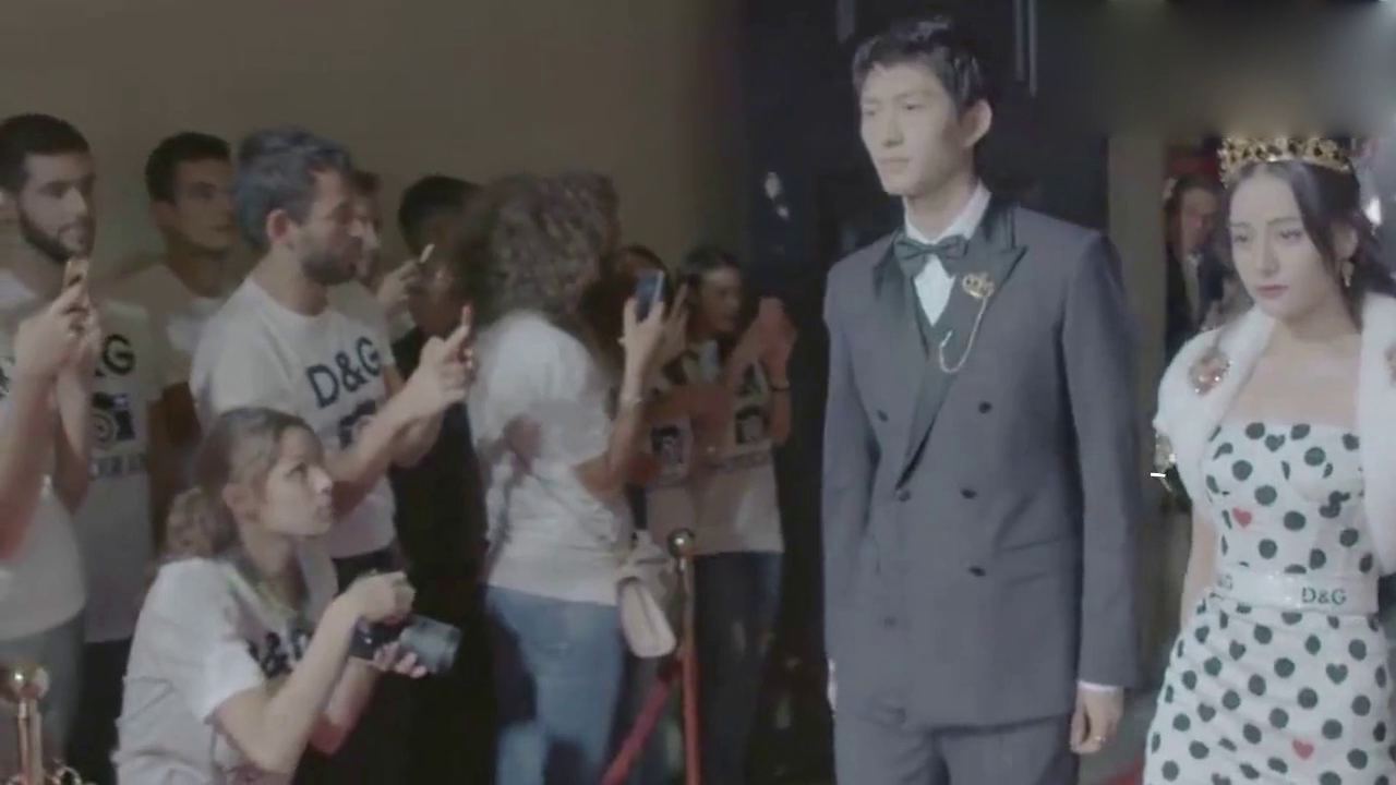 网红美女小白表演梁山伯与祝英台!杭州宋城街