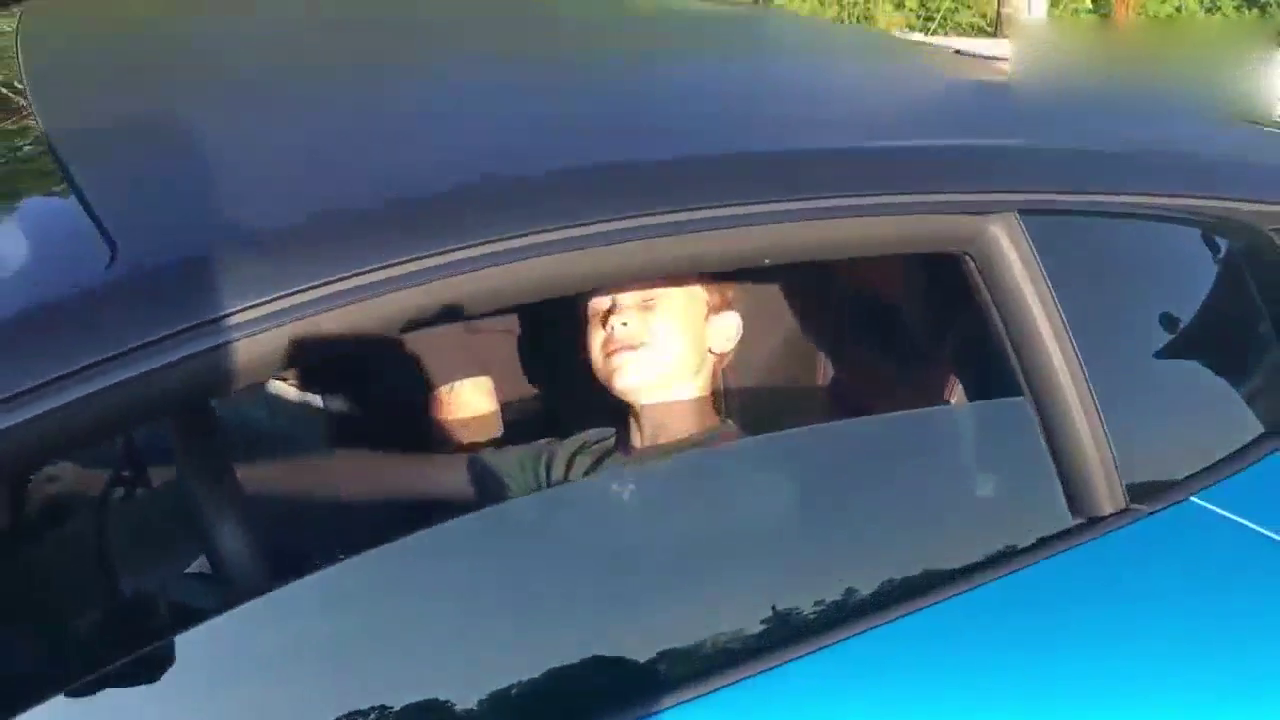 兰博基尼摇下车窗那一刻 看清车主后才知道有多霸气