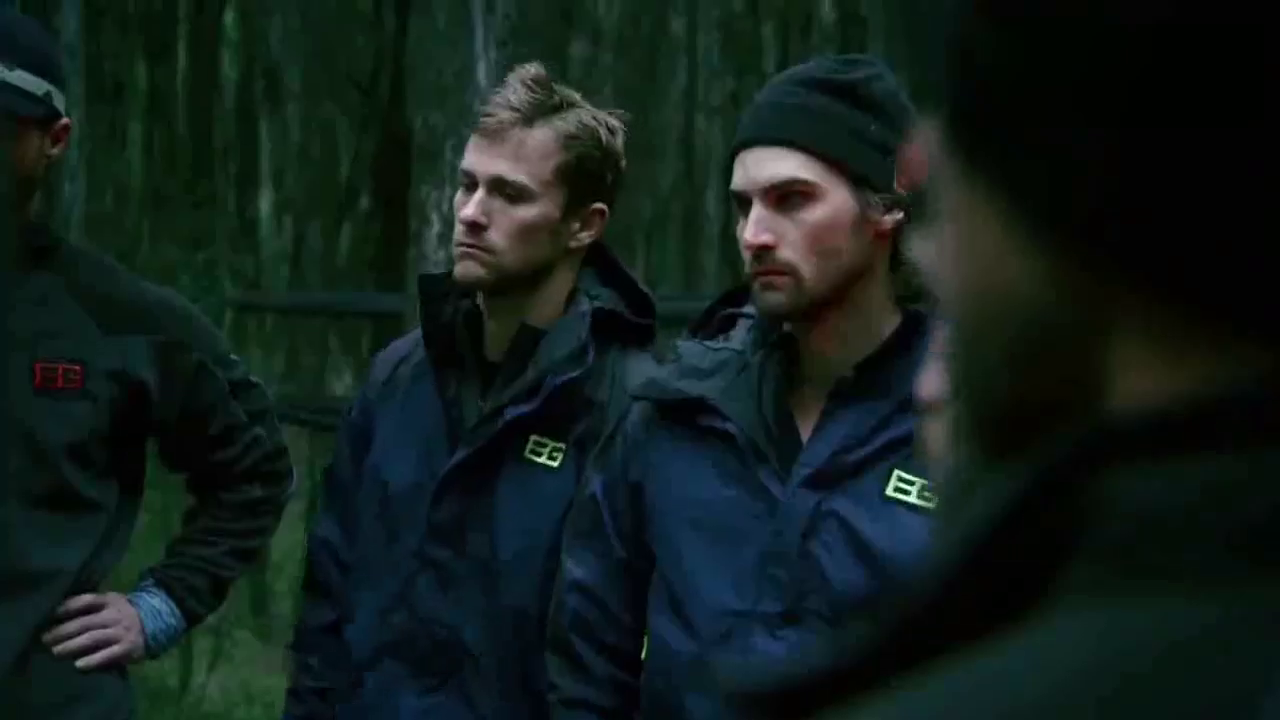 荒野求生 贝爷口味不是一般的重, 从熊粪里找食