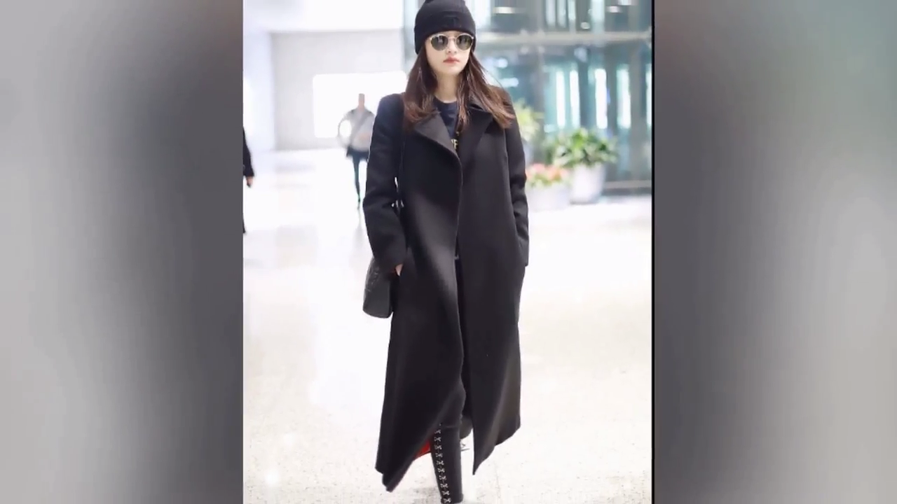 孙怡街拍:黑色大衣chanel 31单肩包运动鞋 霸气有型