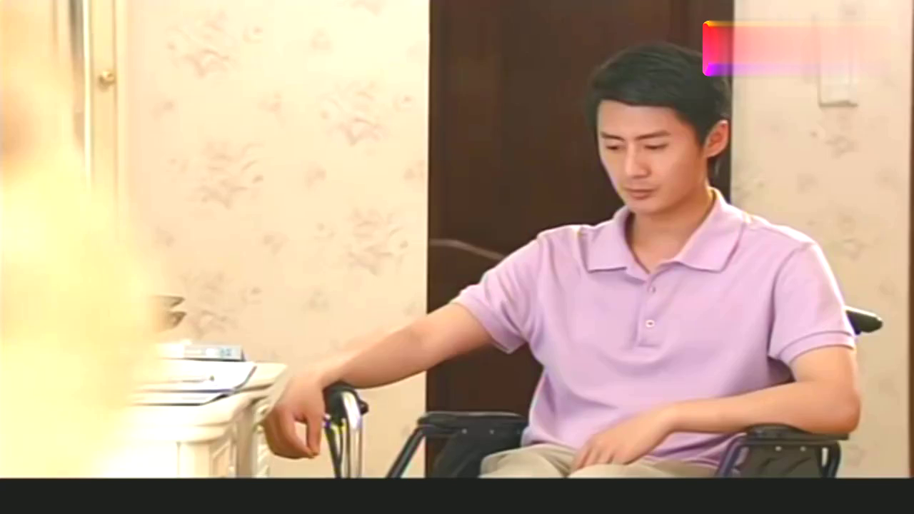 爱没有错:秉国房间发现男子领带