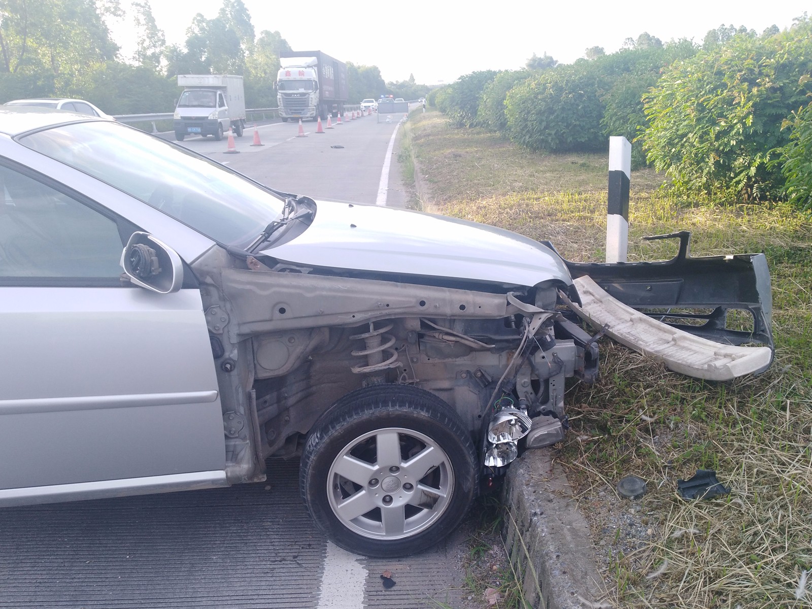 小轿车不注意观察路边交通安全标志 施工路段追尾大货车