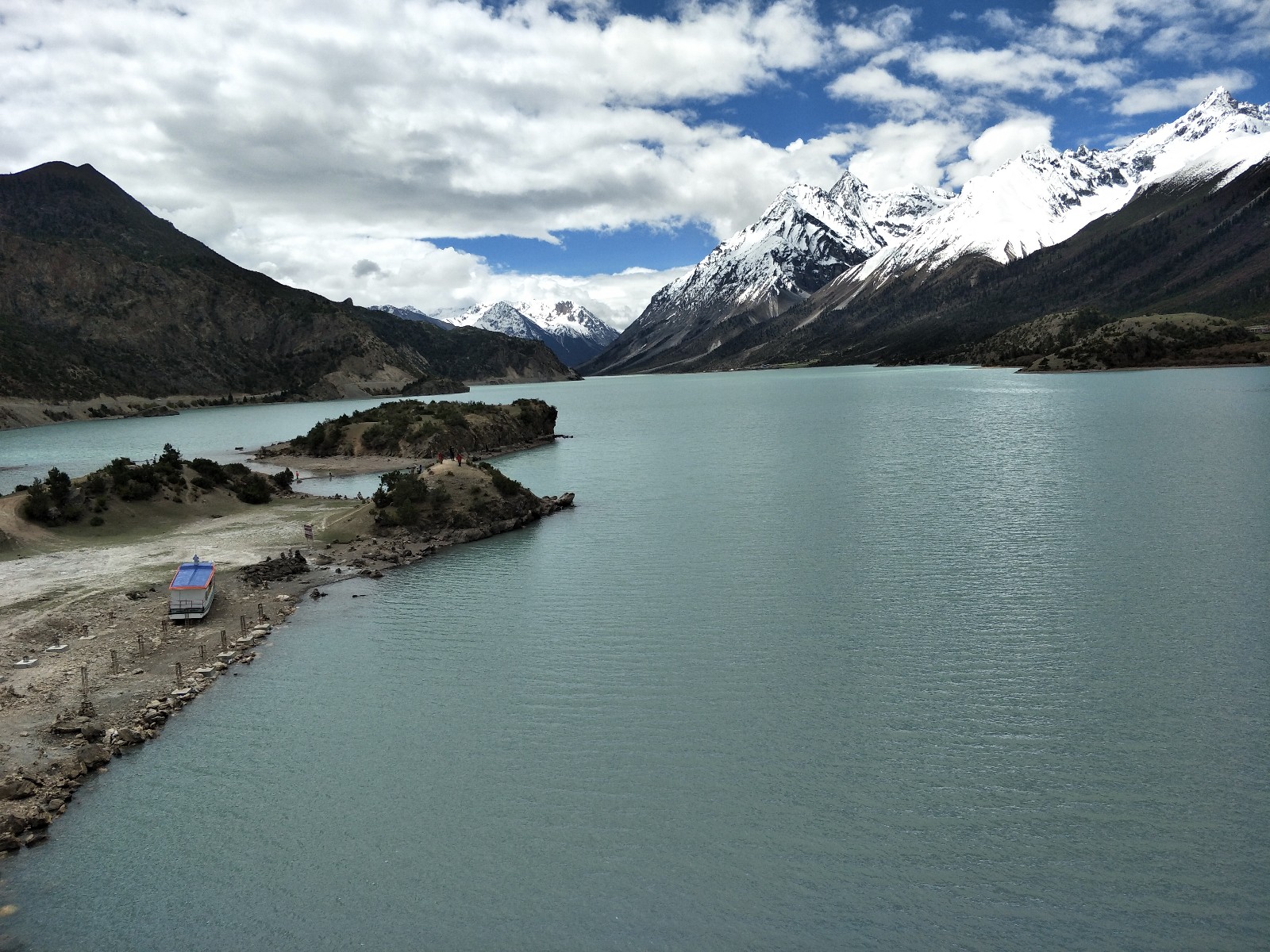 然乌湖景区,位于昌都然乌乡.