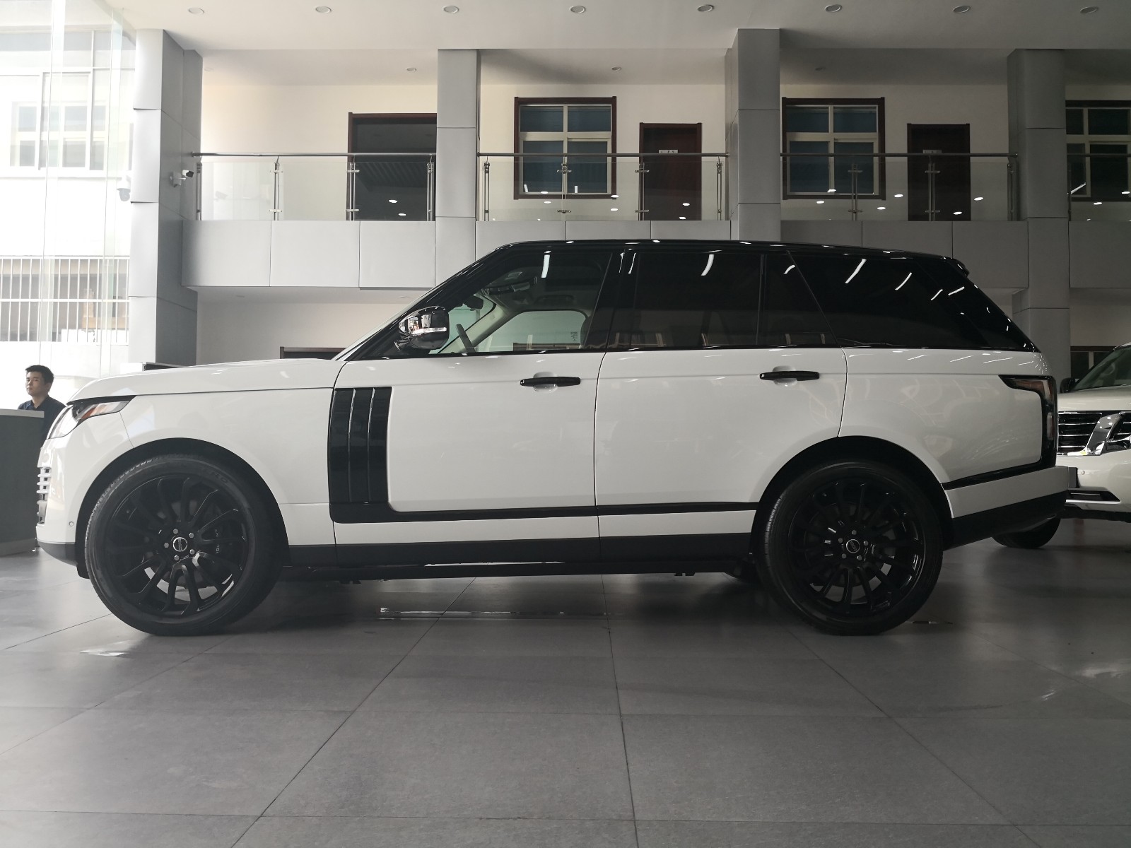 黑白配才是最经典18款路虎揽胜行政黑曜版黑化白虎够帅