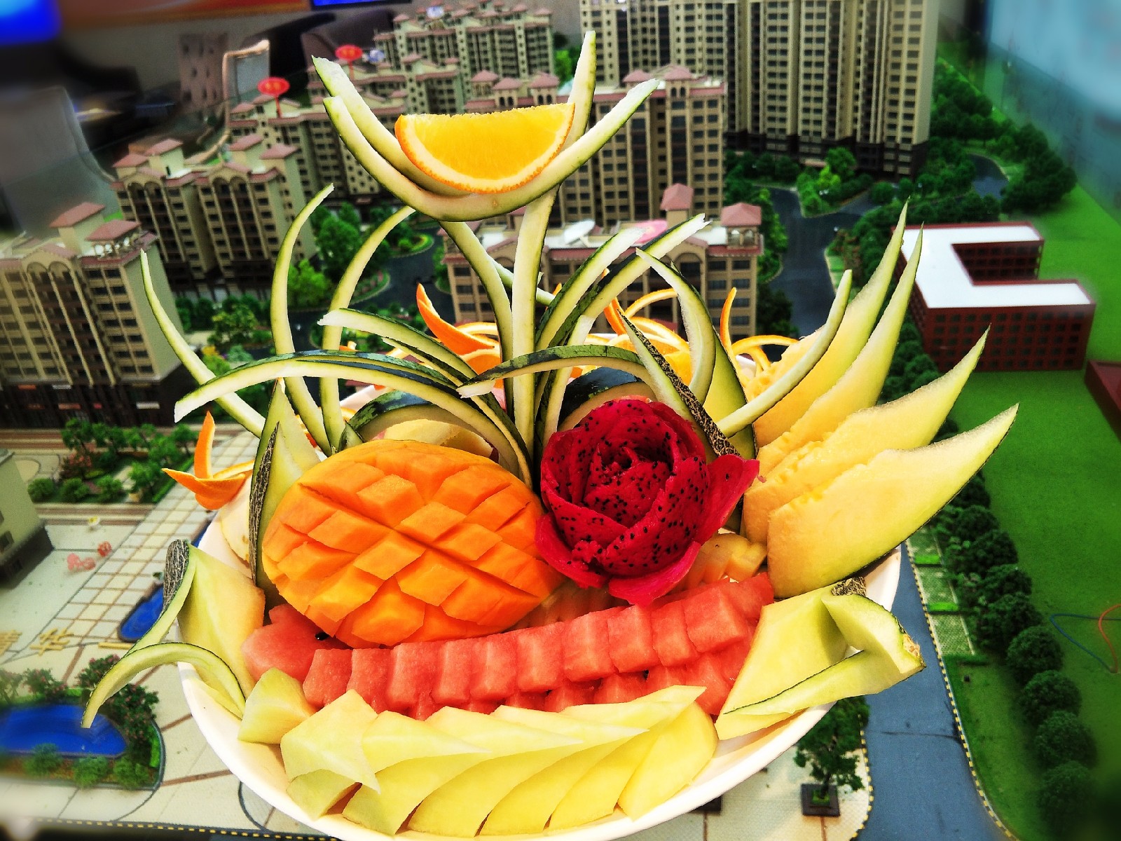 日本雕刻师用水果蔬菜雕刻的作品