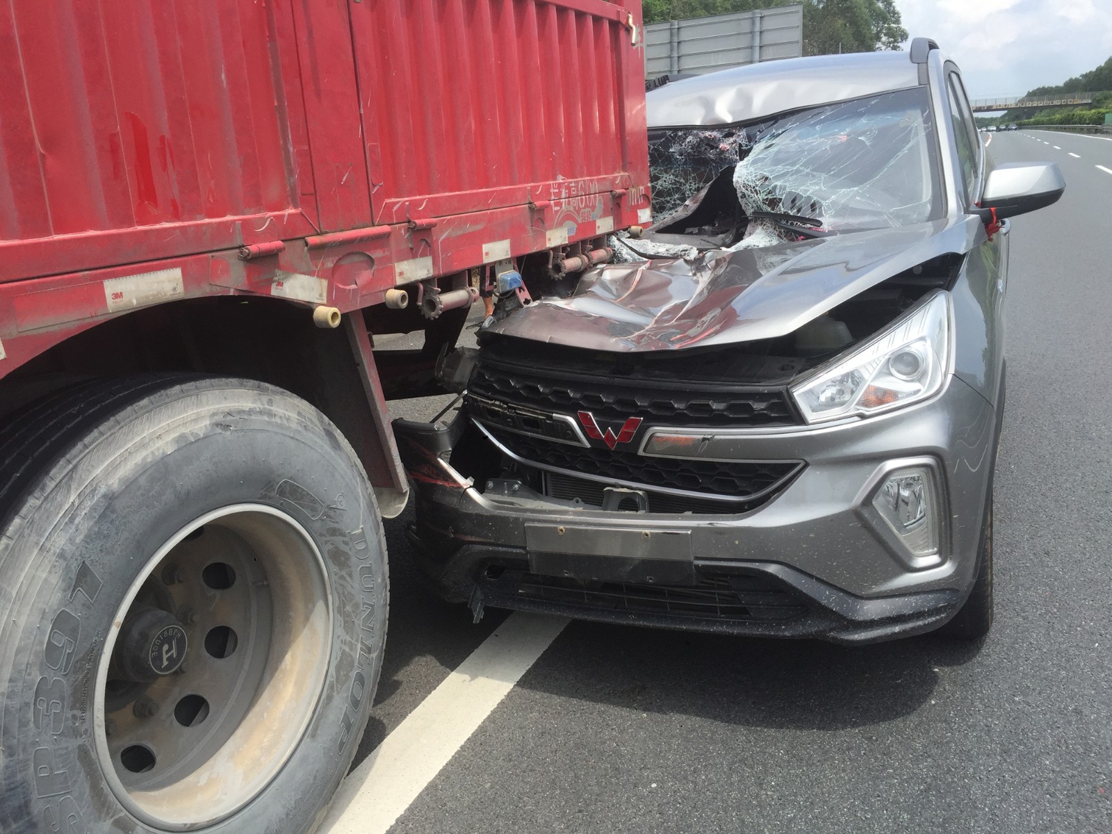 司机超车操作不当追尾大货车 车头严重变形