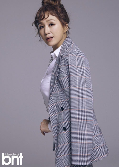 韩国女艺人朴海美携手儿子黄成才拍杂志写真