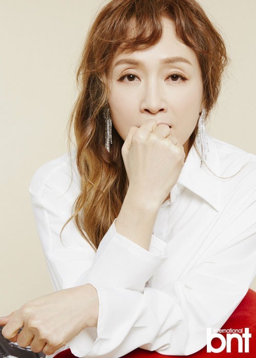 韩国女艺人朴海美携手儿子黄成才拍杂志写真