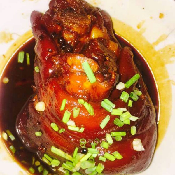 爷爷做的秘制酱肘子,香而不腻味道超棒,50年的配方,太实用!