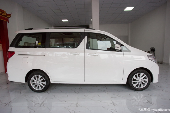 大灯造型为经典的商务风格,野马斯派卡全系车型采用卤素光源,近光灯带